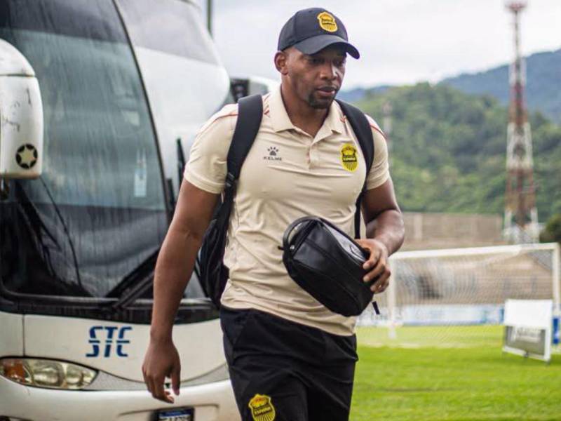 Luis 'Buba' López sufrió una dura lesión ante Olimpia, pero ya ha sido operado con éxito en San Pedro Sula.