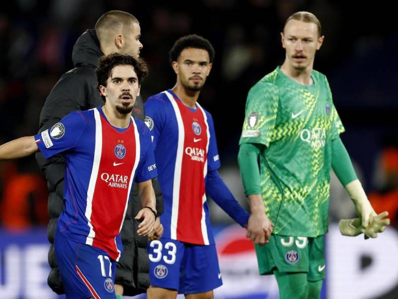 PSG podría ser castigado por UEFA luego de la pancarta que desplegaron los aficionados ante el Barcelona.