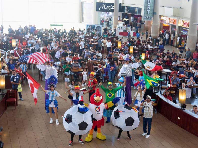 Cientos de aficionados de todo el país acudieron a la cita de la gran final que se transmitió en el food court del City Mall.