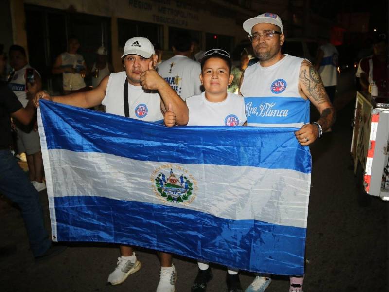 La bandera del El Salvador se hace presente en los alrededores del Estadio Nacional.