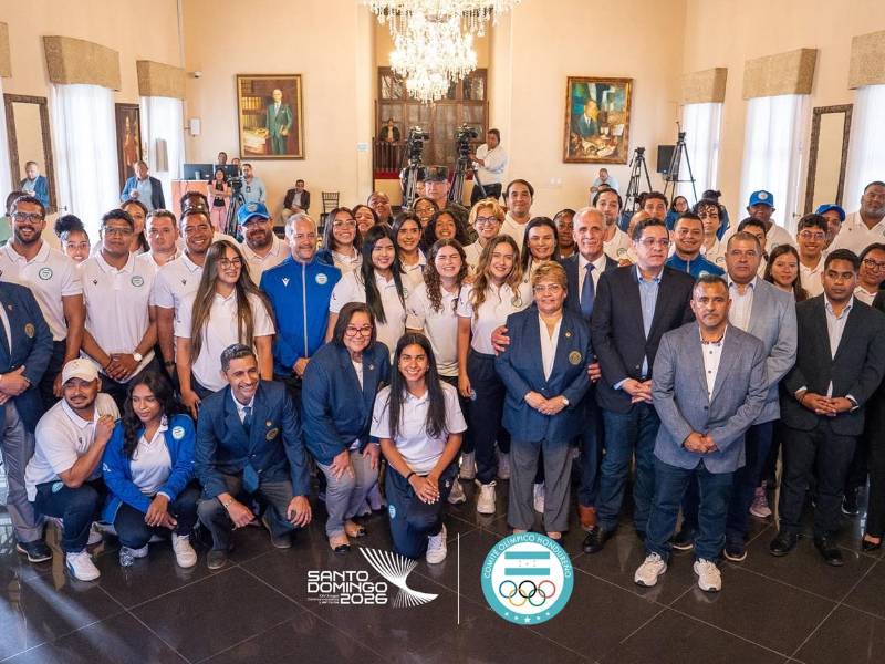 Los atletas hondureños que participarán en los Juegos Centroamericanos y del Caribe junto al presidente de la nación, Nasry Juan Asfura, quien los juramentó en Casa Presidencial.