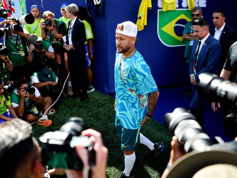 Neymar se sigue recuperando de su lesión y se pierde el debut mundialista de la selección brasileña.
