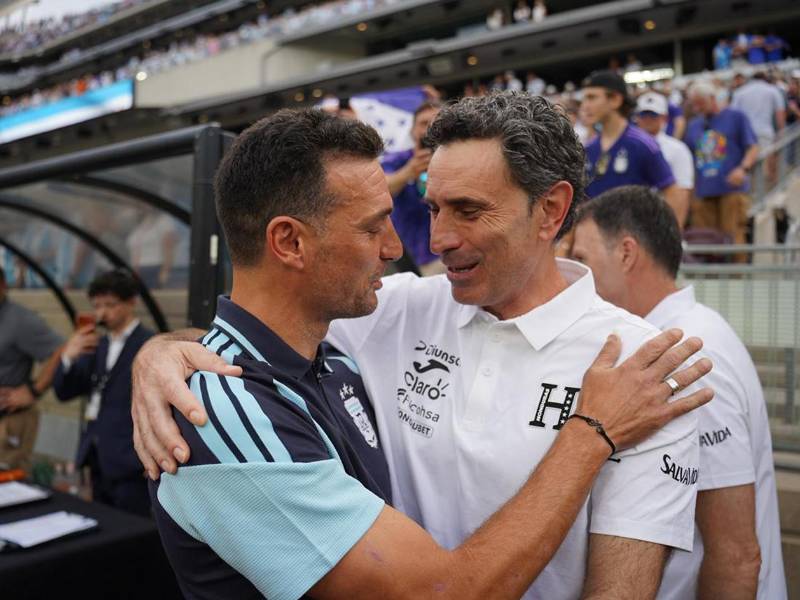El entrenador de la Selección de Honduras, José Francisco Molina, se reencontró con su amigo Lionel Scalini, técnico de Argentina, con quien compartió en la época de futbolista en el Deportivo La Coruña.