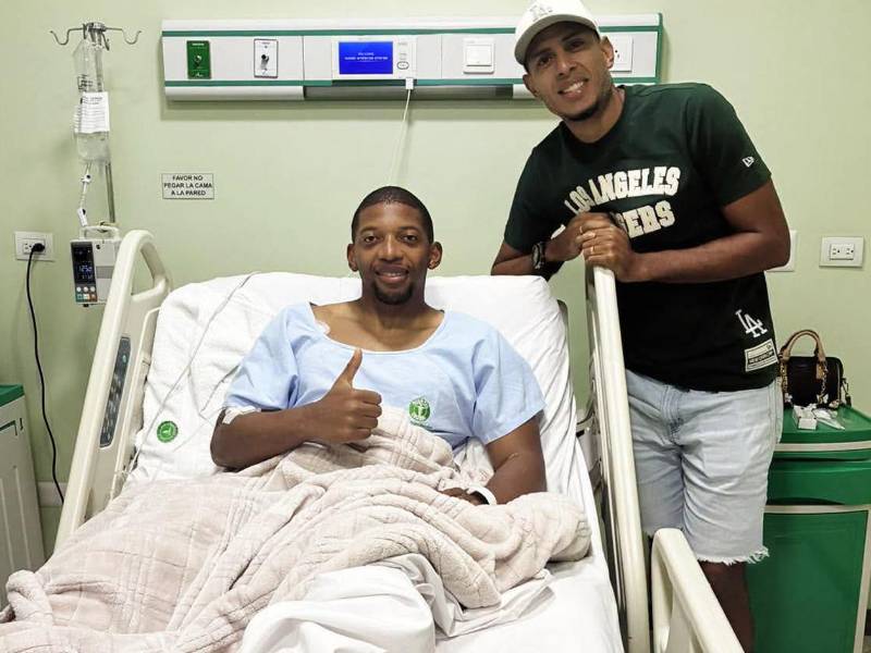 El portero del Real España, Luis “Buba” López, recibió la visita de sus compañeros de la Máquina, en este caso de Eddie Hernández, quien llegó a darle aliento mientras se recupera de la cirugía de tibia.