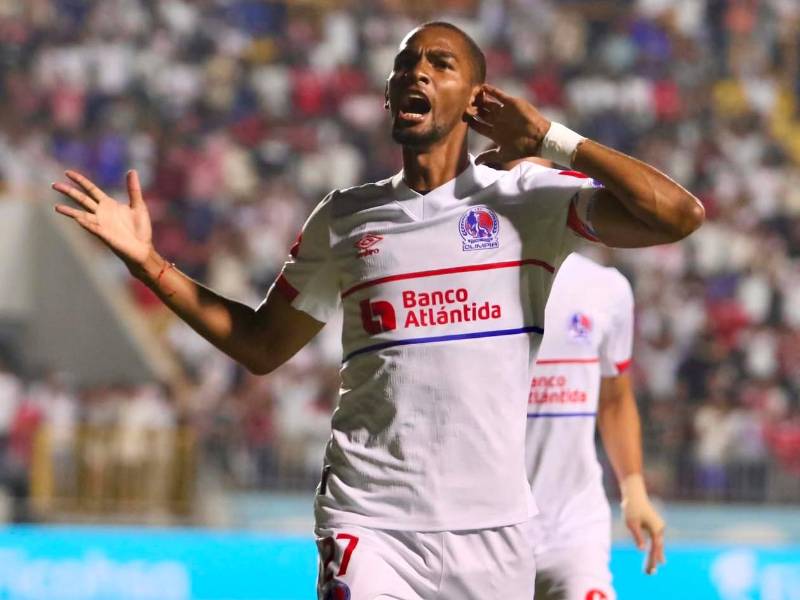 El delantero Jerry Bengtson festeja el primer gol del encuentro ante Real España en el estadio Nacional. Foto: Marvin Salgado
