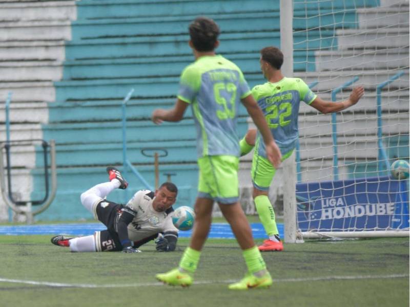 Gerson Argueta ataja un potente bombazo de Ángel Alvarado en el Génesis vs Olancho.