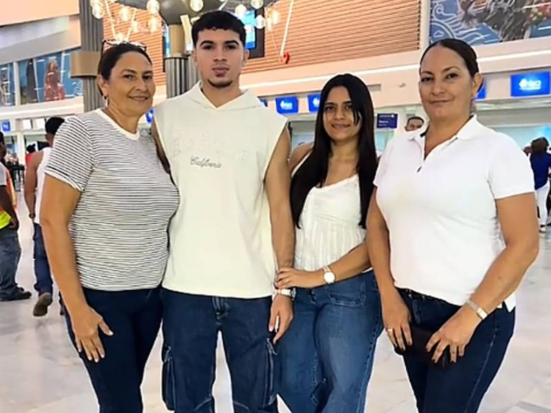 La familia de Yio Puerto lo fue a despedir al aeropuerto de San Pedro Sula desde donde viajó a Europa para vivir su nueva aventura.