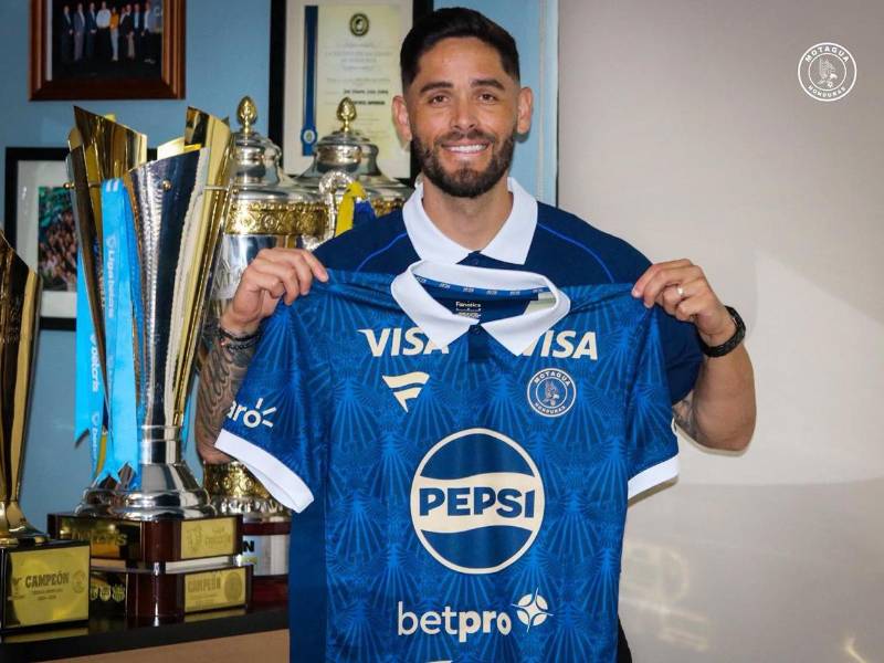 El delantero tico Jonathan Moya posa con la nueva camisa del Motagua, club con el que buscará sobresalir tras su gran carrera en el fútbol de Costa Rica con Alajuelense y Deportivo Saprissa.