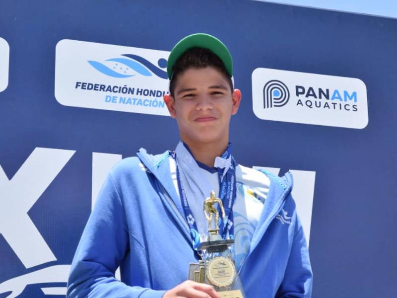 Elían Vallecillo se consagró campeón de la categoría 13-14 años tras una gran actuación ganando 12 medallas, ocho de ellas de oro.