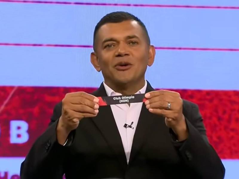Amado Guevara, exjugador hondureño, como uno de los invitados en el sorteo de la Copa Centroamericana.