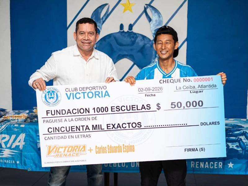 Shin Fujiyama posa con el cheque que entregó el Club Victoria al proyecto 1,000 escuelas que dirige Shin Fujiyama.
