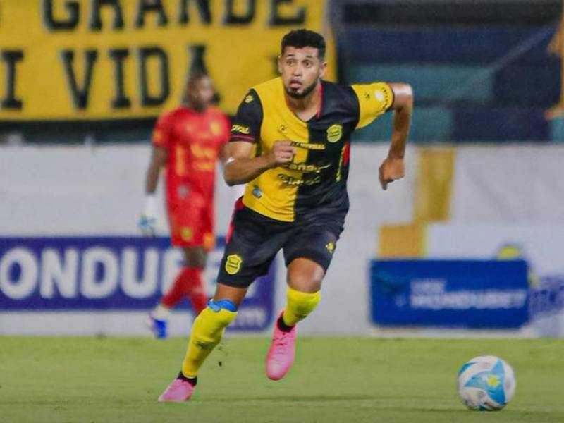 El defensor Marcelo Pereria, en acción con la camisa del Real España, donde forma la mejor zaga del campeonato Apertura.