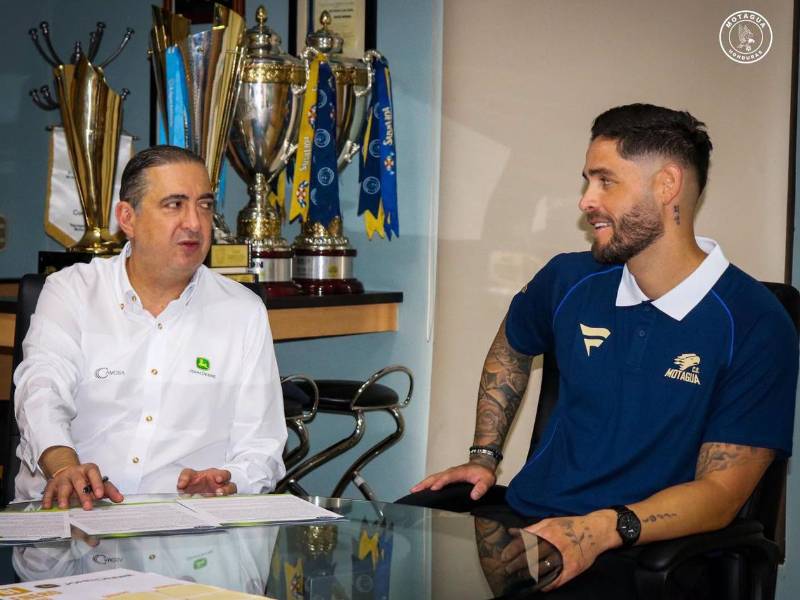 Jonathan Moya cuando firmaba su contrato con el Motagua junto al presidente vitalicio del club, Pedro Atala.