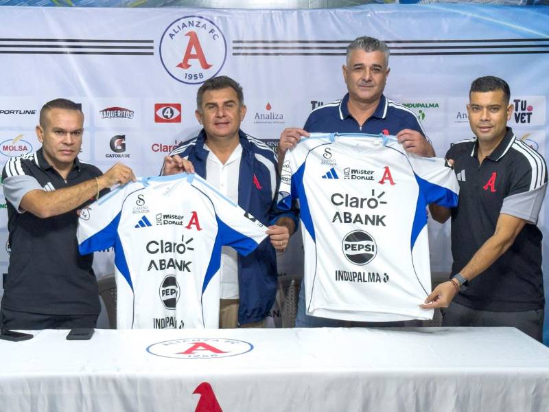 El técnico Diego Vázquez junto a su preparador físico, Jair Aguilar, lo mismo que el gerente deportivo del club, el hondureño, Erlin Lagos, posando con la camisa del Alianza FC al lado del presidente.