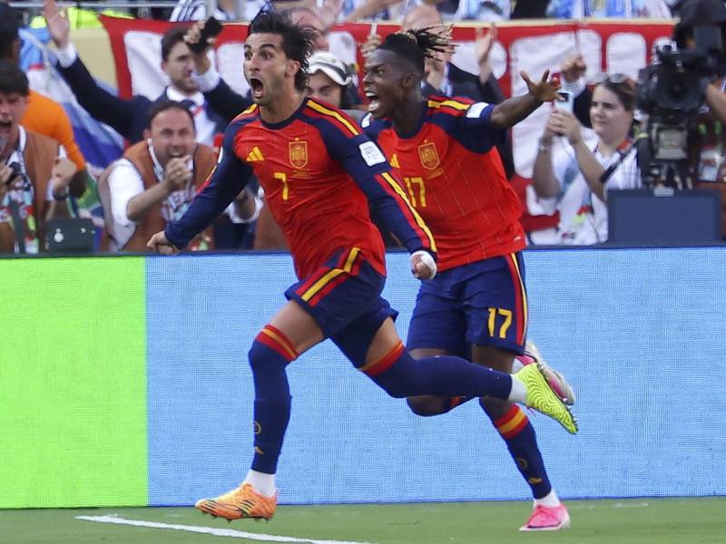 El delantero Ferrán Torres se convirtió en la estrella de la final al marcar el gol del título en un baño sobre Argentina haciendo desaparecer a Messi.