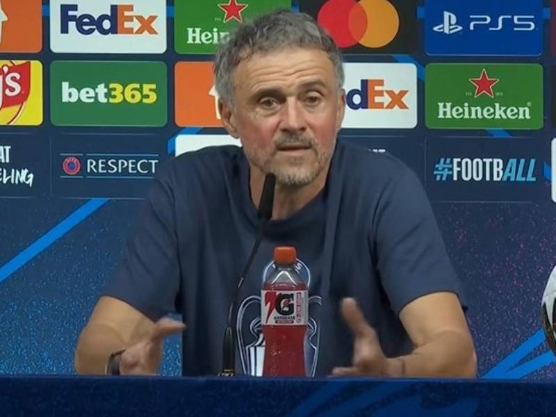 Luis Enrique en la conferencia de prensa después de conquistar la Champions con PSG por segundo año consecutivo.