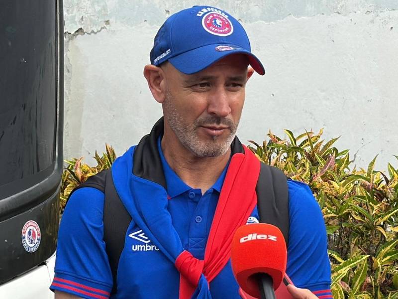 El entrenador del Olimpia, Eduardo Espinel, lanzó fuertes críticas porque se han traído jugadores formados en el extranjero y no se potencian las reservas de los clubes para sacar nuevo talento.