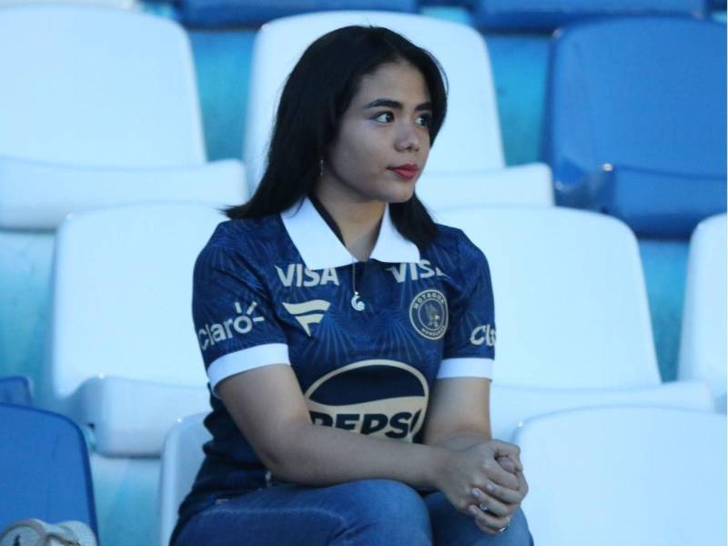 Las hermosas hinchas del Motagua presentes en el Estadio Nacional Chelato Uclés.