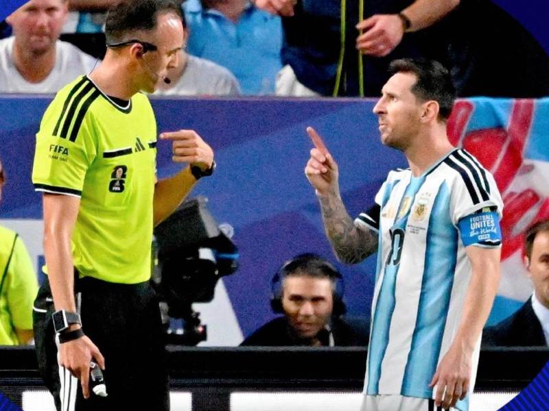 Leo Messi cuando se cruzó con fuertes palabras y amenazante contra el árbitro portugués, Pinheiro, durante el partido ante Suiza por la Copa del Mundo.
