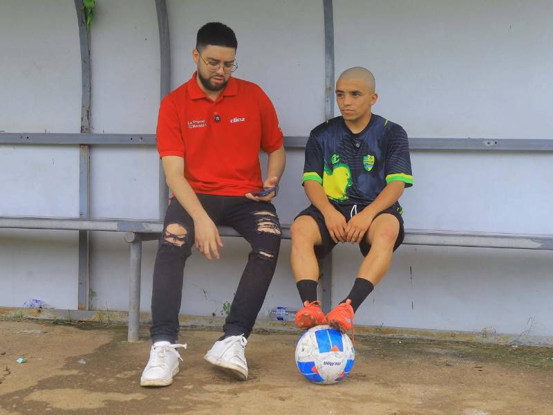 El futbolista del Brasilia FC del Ascenso, Dixon Alvarado, conocido como “Rambito”, junto al periodista, Mario Jafeth Moreno.