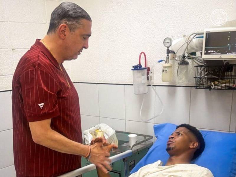 Javier Atala fue a saludarlo en el hospital y a desearle mucha fortaleza al panameño.