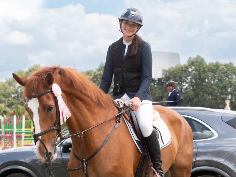 Olivia Cosenza montada en su hermoso caballo con el que compite en el ecuestre.