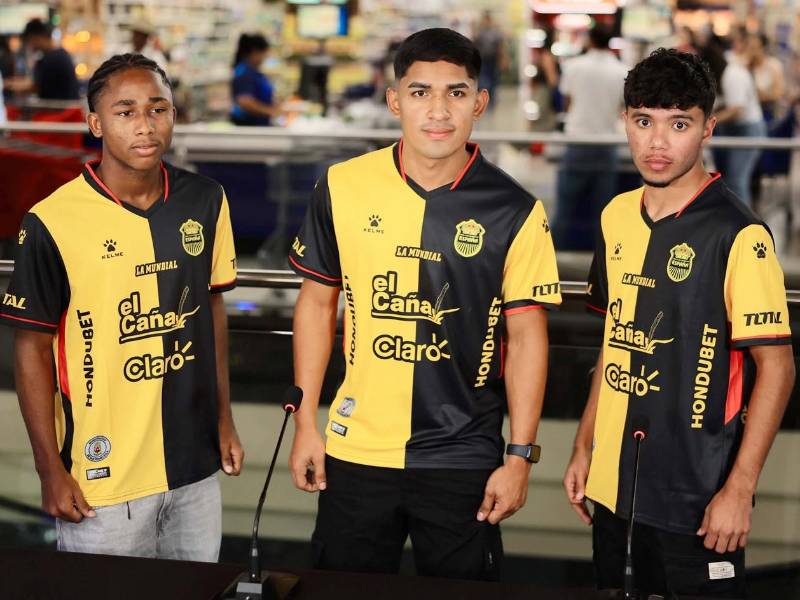 Los jugadores del Real España, Mike Arana, Marco Aceituno y Roberto Osorto, durante la presentación de la nueva camiseta del Real España.