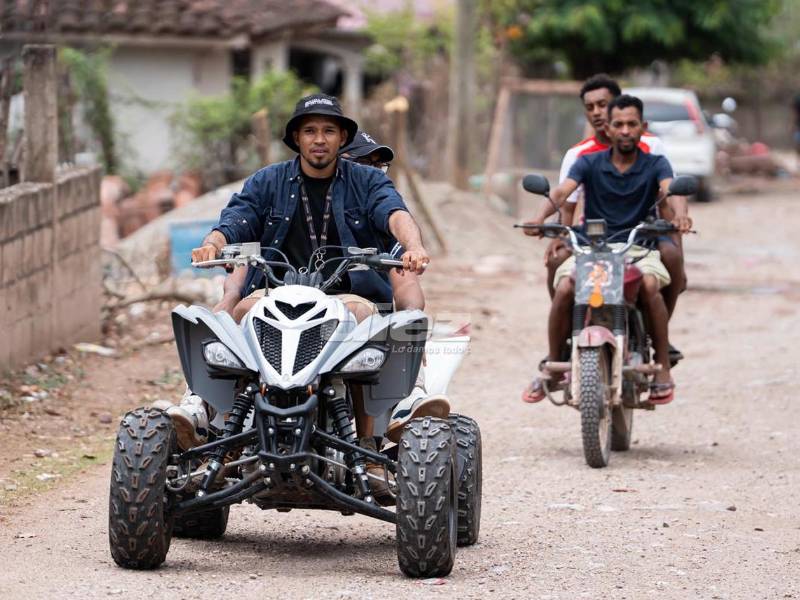 Montes se moviliza en una cuatrimoto por las calles de Las Pilas donde disfruta lejos de las canchas.
