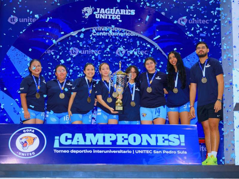 Los ganadores del primer lugar de Baloncesto Femenino: Jaguares UNITEC.