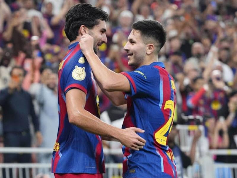 Ferran Torres y Roony Bardghji festejando un tanto del Barcelona durante la temporada anterior.