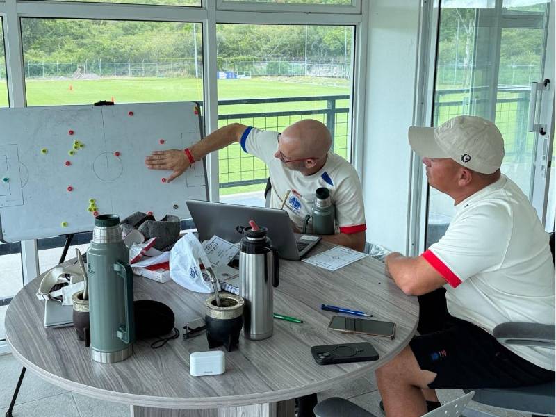 Joel Díaz acompañando a Eduardo Espinel, entrenador del Club Olimpia Deportivo.