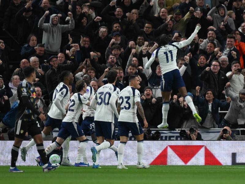 El jugador del Tottenham Hotspur Mathys Tel celebra el gol con sus compañeros durante el partido de la Premier League
