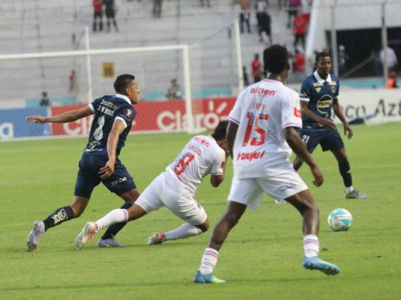 Edwin Rodríguez recibió un fuerte golpe en la cara durante el derbi capitalino.