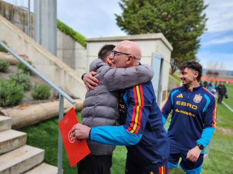 Francia Hernández compartiendo con Luis de la Fuente en su visita a España cuando la Bicolor enfrentó a Perú en el Viejo Continente.
