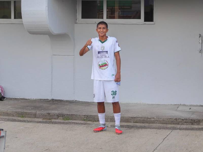Tras debutar en Liga Nacional con Platense, Antony se sacó una fotografía con sus amistades que estaban presentes en el Estadio Excélsior.