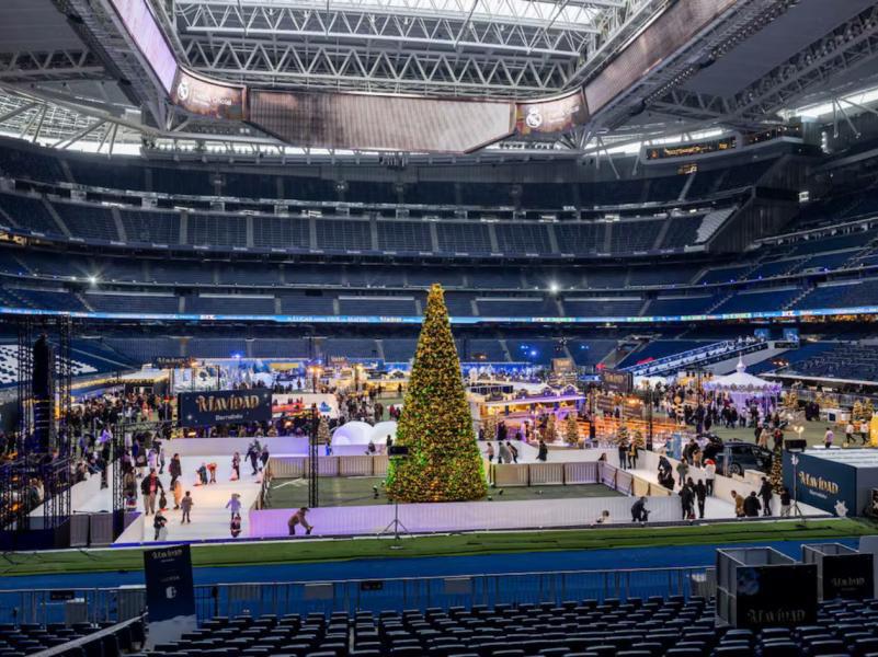 Primero un partido de NFL y ahora un pueblo navideño: así transformaron el Santiago Bernabéu, estadio del Real Madrid