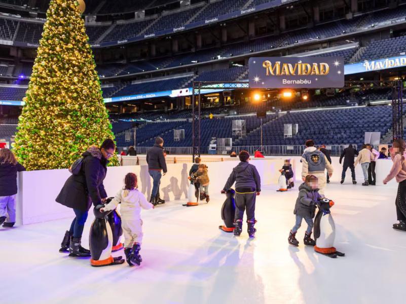 Primero un partido de NFL y ahora un pueblo navideño: así transformaron el Santiago Bernabéu, estadio del Real Madrid