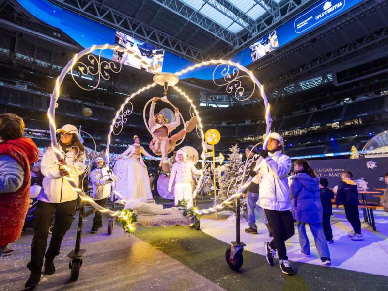 Primero un partido de NFL y ahora un pueblo navideño: así transformaron el Santiago Bernabéu, estadio del Real Madrid
