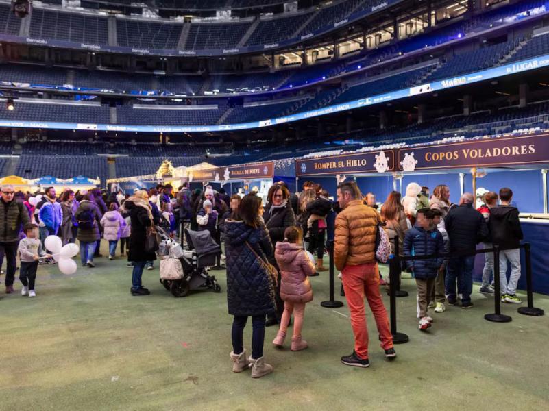 Primero un partido de NFL y ahora un pueblo navideño: así transformaron el Santiago Bernabéu, estadio del Real Madrid