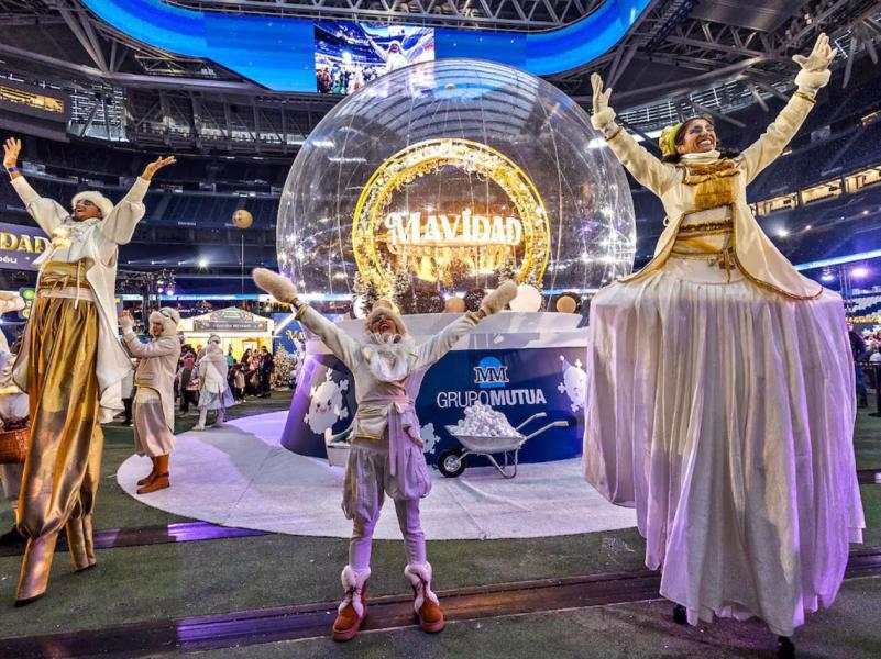 Primero un partido de NFL y ahora un pueblo navideño: así transformaron el Santiago Bernabéu, estadio del Real Madrid