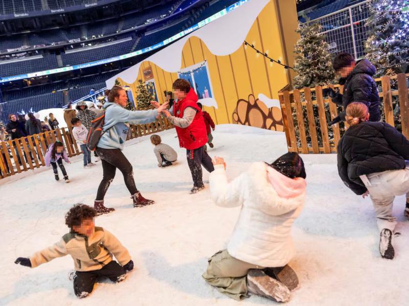 Primero un partido de NFL y ahora un pueblo navideño: así transformaron el Santiago Bernabéu, estadio del Real Madrid