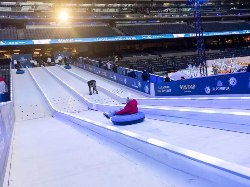 Primero un partido de NFL y ahora un pueblo navideño: así transformaron el Santiago Bernabéu, estadio del Real Madrid