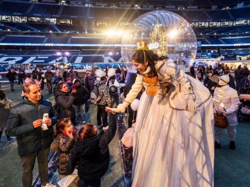 Primero un partido de NFL y ahora un pueblo navideño: así transformaron el Santiago Bernabéu, estadio del Real Madrid