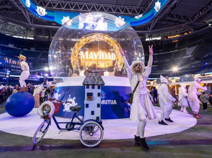Primero un partido de NFL y ahora un pueblo navideño: así transformaron el Santiago Bernabéu, estadio del Real Madrid