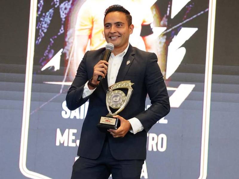 Said Martínez volvió a ganar el premio al mejor árbitro del año en los Premios DIEZ. (FOTOS: Mauricio Ayala y Estalin Irías / DIEZ.HN)