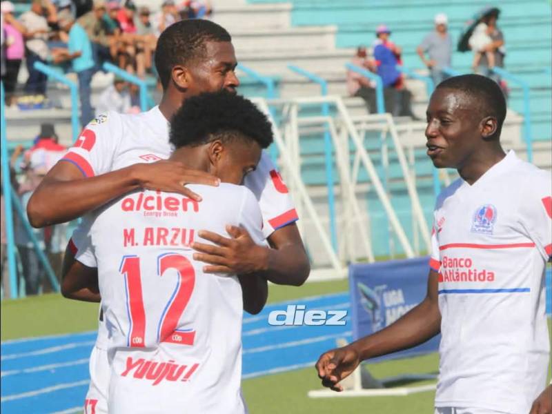 David Flores celebrando el primer gol de Olimpia ante Génesis en La Paz. FOTO: Alex Pérez)