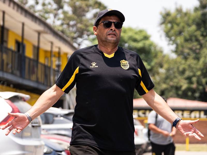 Jeustin Campos cuando salía de la sede rumbo a Tegucigalpa para enfrentar al Olimpia este martes. FOTO: Mauricio Ayala | DIEZ