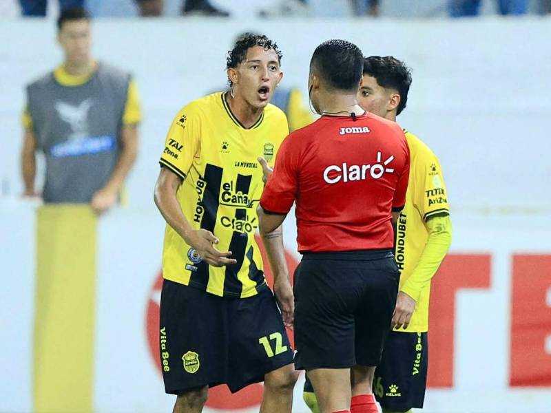 El mediocampista del Real España, Nixon Cruz, perdió la cabeza al agredir a jugador del Olimpia que le valió la expulsión.
