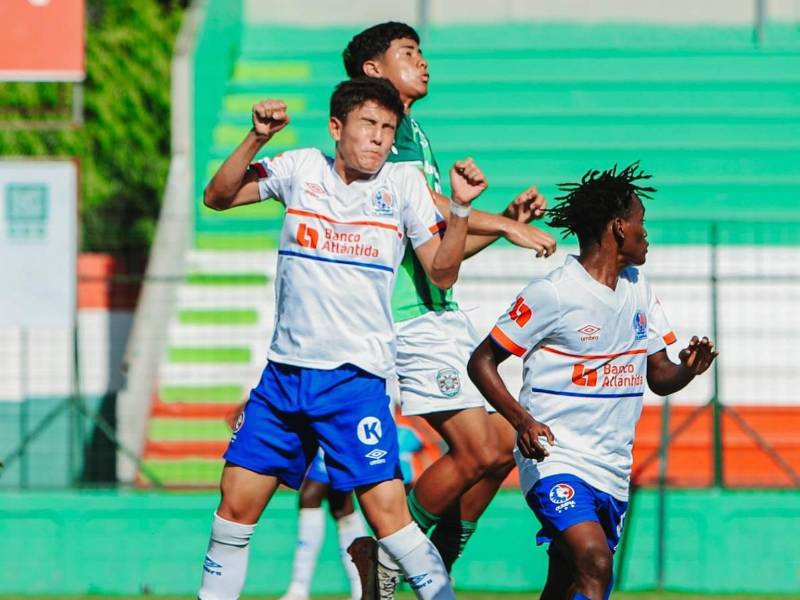Acción del enfrentamiento del clásico entre Olimpia y Marathón en el estadio Yankel Rosenthal. Foto cortesía Marathón.