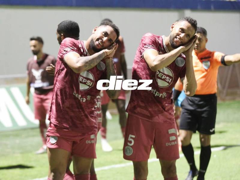 Rodrigo de Olivera celebra junto a Denis Meléndez el segundo gol del encuentro, fue letal. Fotos David Romero.